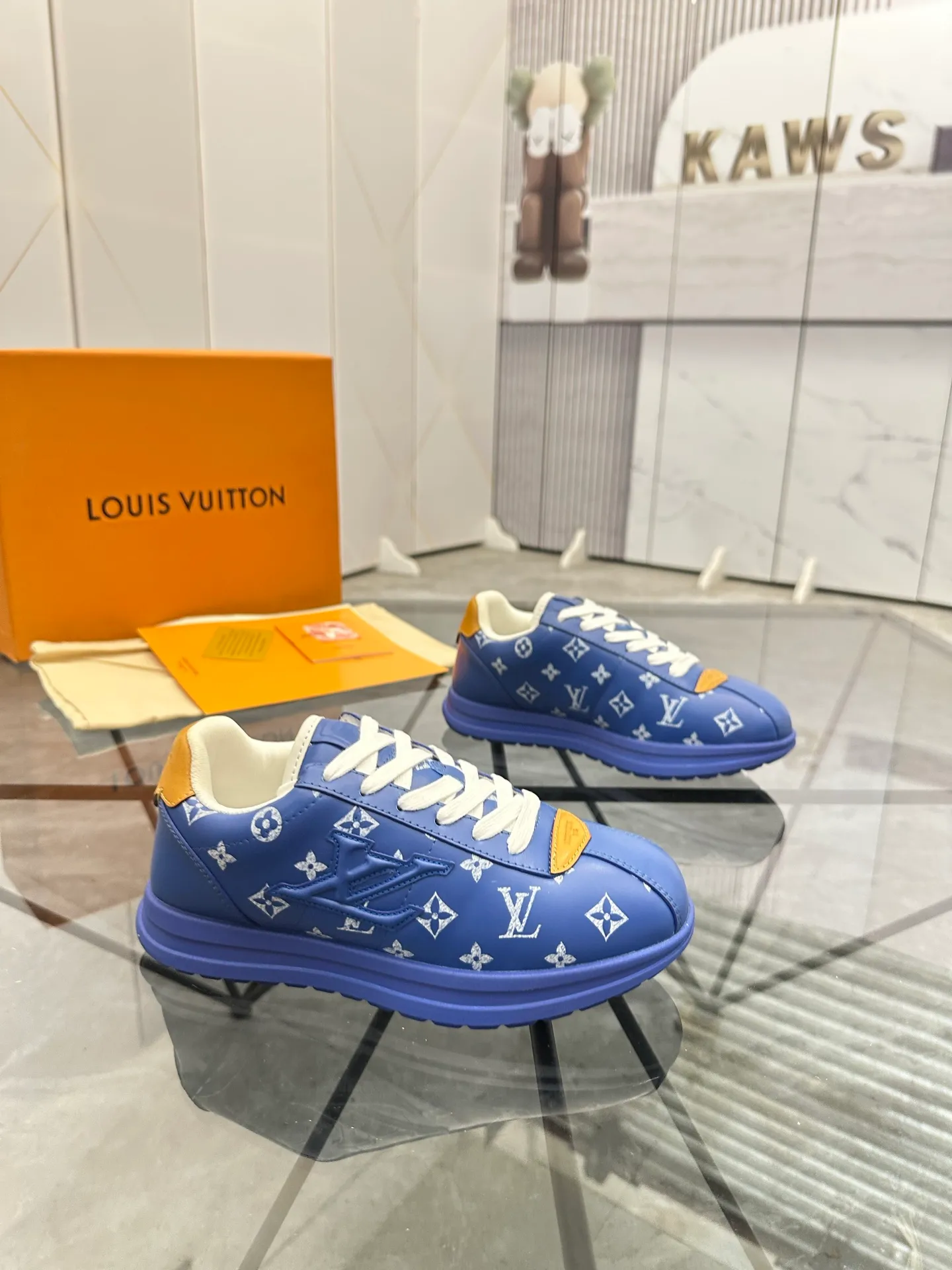 Men's shoes: 💰P700¥ Top quality Product trademark: LV* "Louis Vuitton*" low-top casual shoes Regular size: 35-45 (can be customized to 46) Couple style Product materials: Imported cowhide upper, breathable lining, original outsole. Number: two
